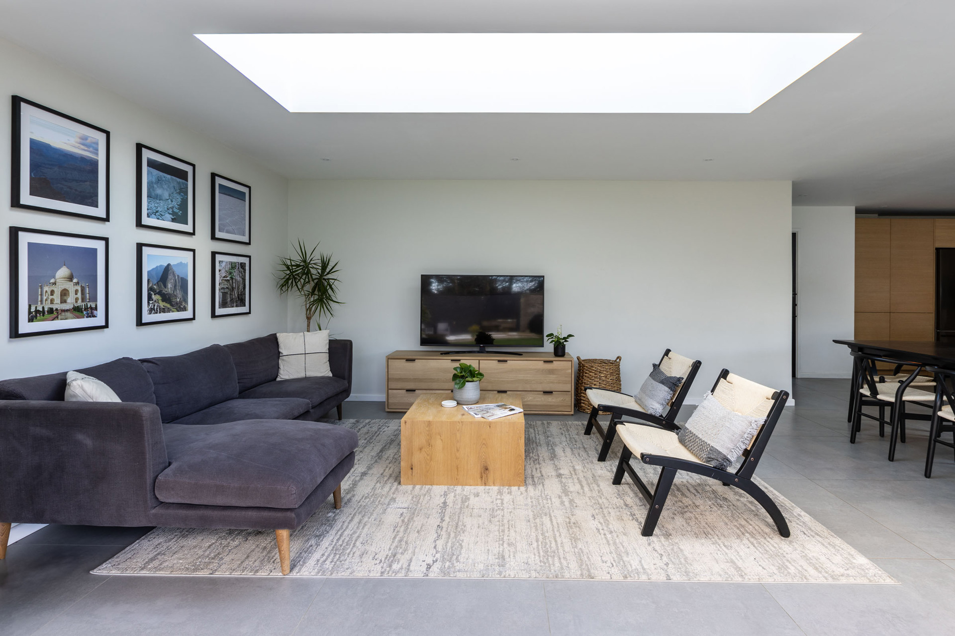 Large sliding openings, rooflights and corner glazing draw natural light deep into the interior while strengthening the relationship between inside and out.