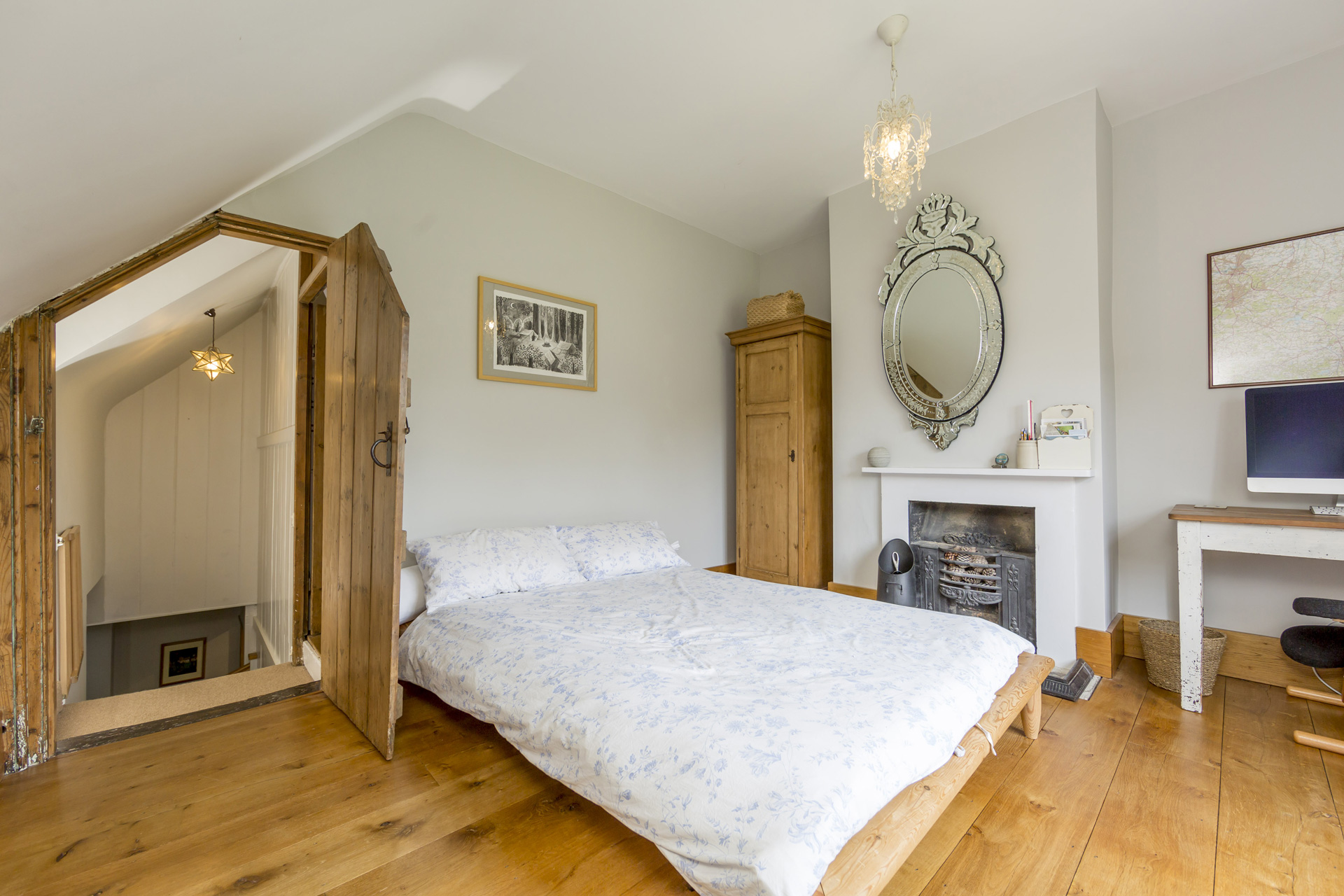 This connection creates a clear distinction between old and new while allowing views through the building and into the surrounding garden.